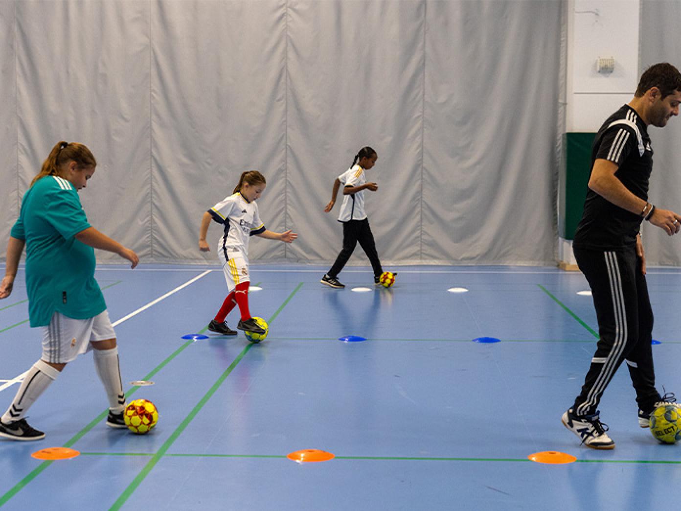 Børn og træner til futsaltræning