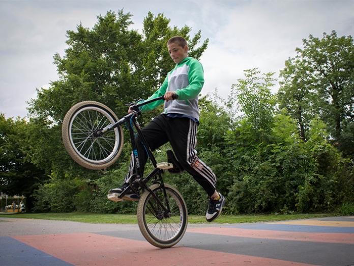 Dreng stejler på bmx