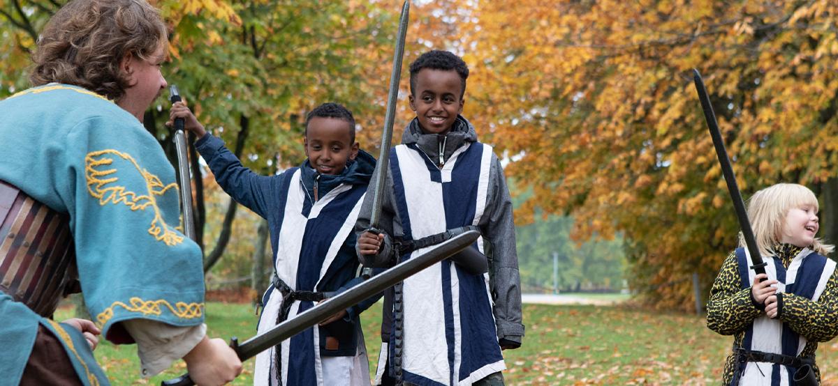 To drenge leger rollespil med sværd
