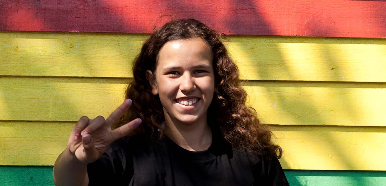 Barn poserer med et stort smil