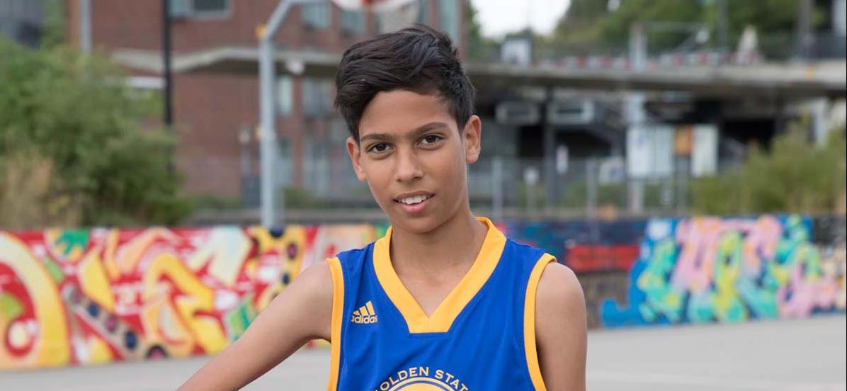 dreng udendørs med basketball