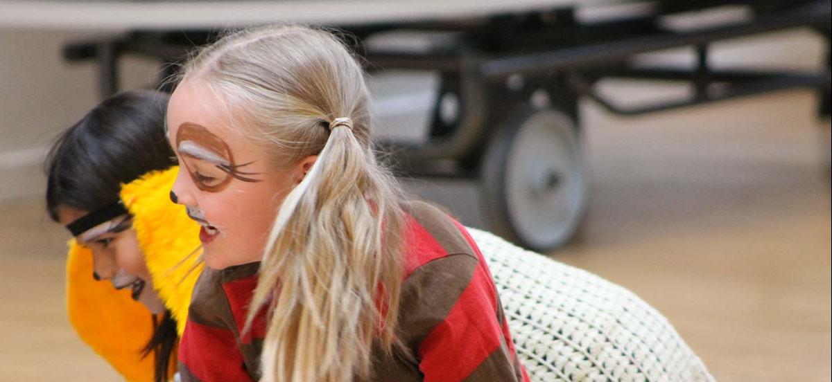 To børn forklædt som dyr