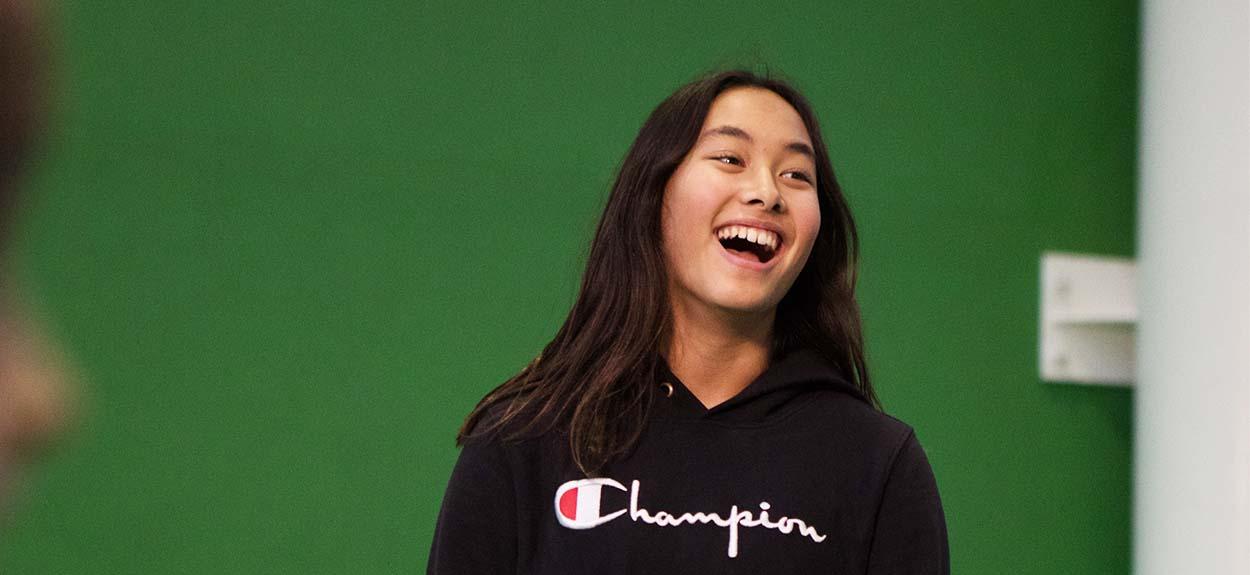 Glad og smilende person