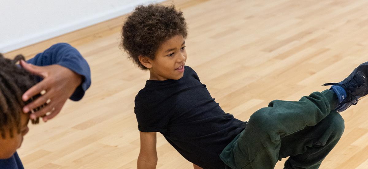 Barn som breakdancer