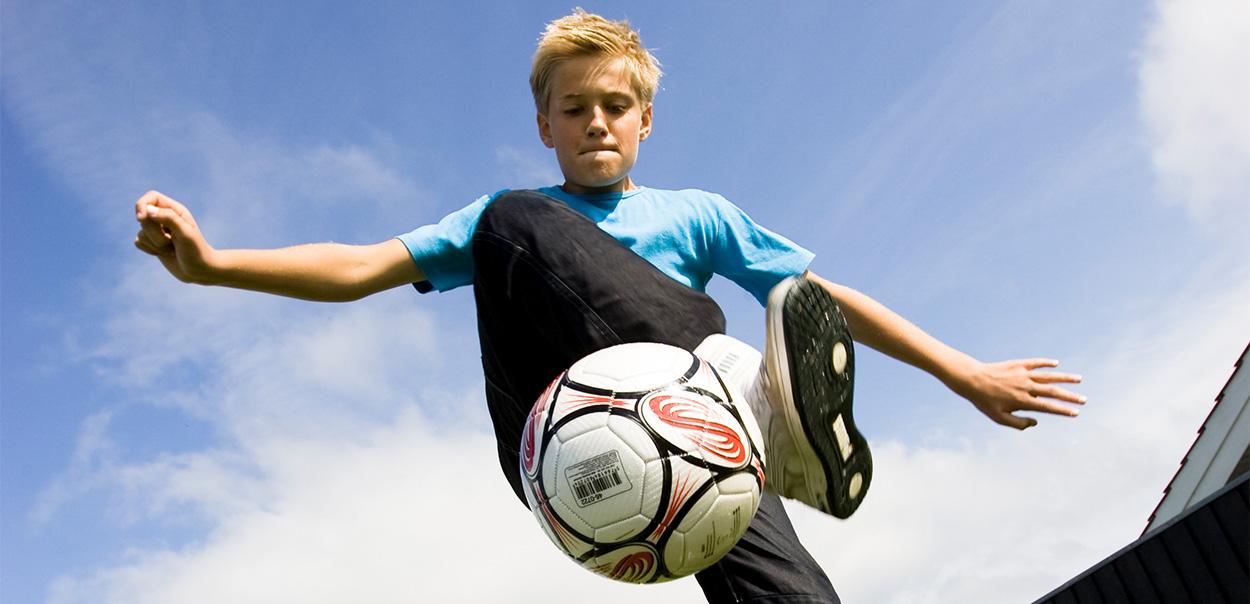 Barn med fodbold