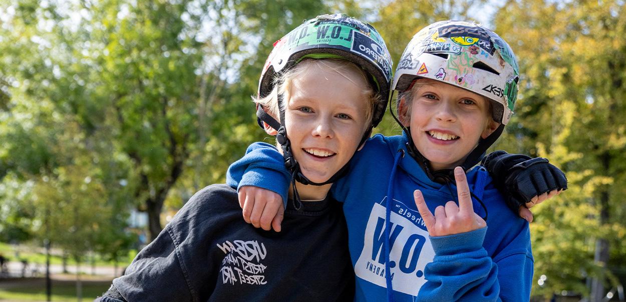 Børn med skate hjelme
