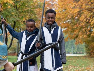 To drenge leger rollespil med sværd