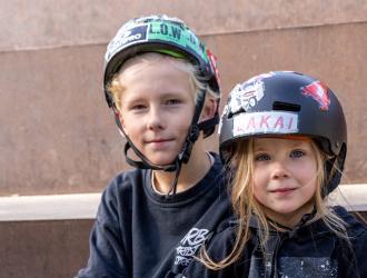 To drenge med cykelhjelm på