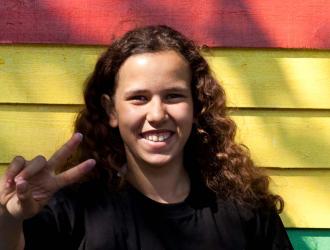 Barn poserer med et stort smil