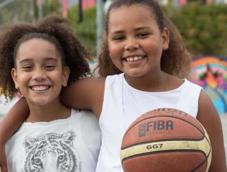 Børn med basketbold