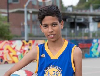 dreng udendørs med basketball